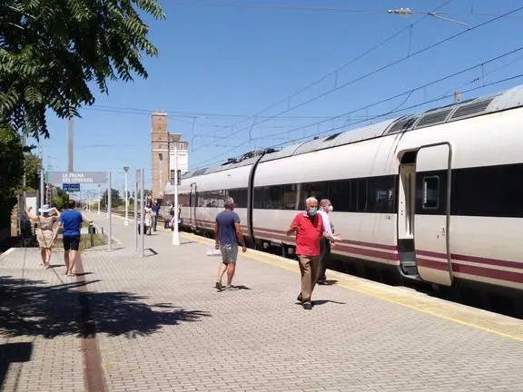 Tren Alvia en la estación de La Palma del Condado.