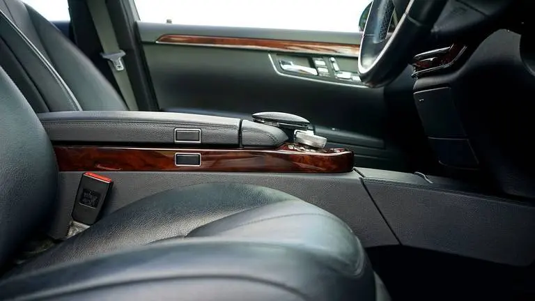 https://pixabay.com/pt/photos/carro-interior-ve%C3%ADculo-autom%C3%B3vel-2367505/