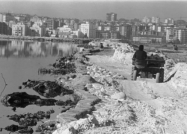 Apilamiento de fosfoyesos frente a la capital onubense en 1990.