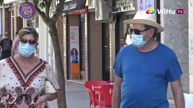 Dos viandantes cumpliendo la normativa en Punta Umbría.