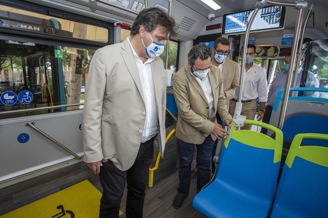 HUELVA, 07/08/20 HUELVA - El alcalde de Huelva , Gabriel Cruz , presenta los diez nuevos autobuses ecológicos y con prestaciones de última generación que se pondrán en servicio en la ciudad .
Foto: ALBERTO DIAZ / AYTO HUELVA