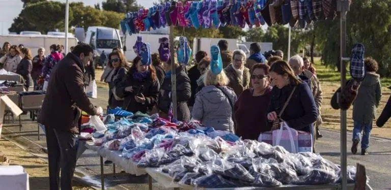 Varias clientes se agolpan frente a un puesto ambulante