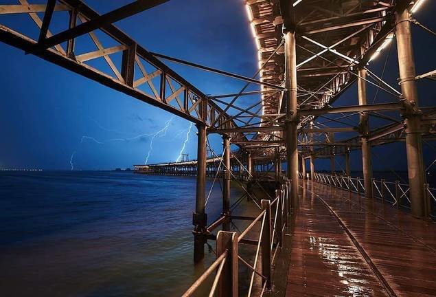 Última tormenta registrada en Huelva, con el muelle de la Cia de Río Tinto iluminado. (Foto: Juan Moreno)