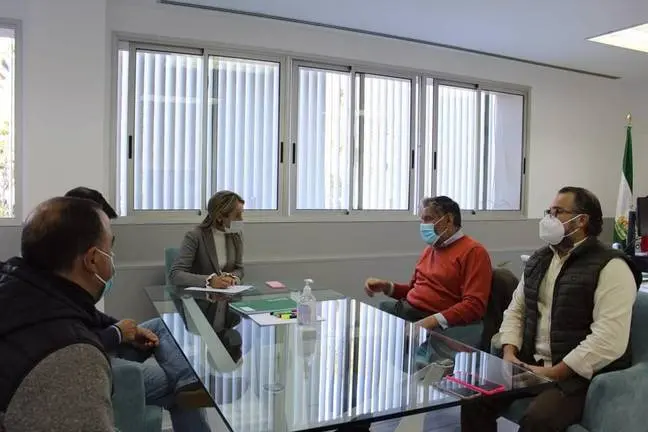 04/12/2020 Huelva.- La Junta muestra su "apoyo total" a la plataforma en defensa de la concertada 'Más Plurales'.
La delegada de la Junta de Andalucía en Huelva, Bella Verano, ha recibido este jueves a una representación de la plataforma 'Más Plurales', integrada por el presidente de las Escuelas Católicas de Huelva, Fabilio García, Pablo Rodríguez en nombre de las centrales sindicales Uso y FSIE, Abel Martínez como presidente de la Federación Andaluza de Asociaciones de Padres y Madres de la Enseñanza Privada (Fapyma) y Juan Pérez Hidalgo como responsable de la FEUSO.
ANDALUCÍA ESPAÑA EUROPA HUELVA SOCIEDAD
JUNTA DE ANDALUCÍA.