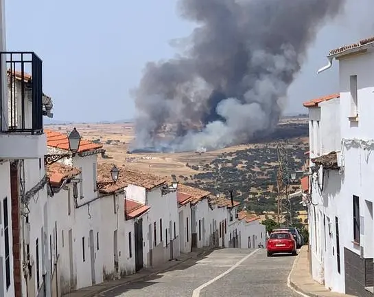 Humareda junto a las vías del tren, cerca de la estación de Cumbres Mayores.