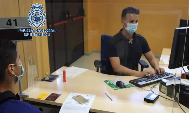 02/08/2020 Nota De Prensa Y Fotografías Policía Nacional: "La Oficina De Extranjería De La Policía Nacional En Almería Amplia Su Horario, Al Igual Que El Número De Citas Previas Establecidas Por Día"
POLITICA
POLICÍA DE ALMERÍA