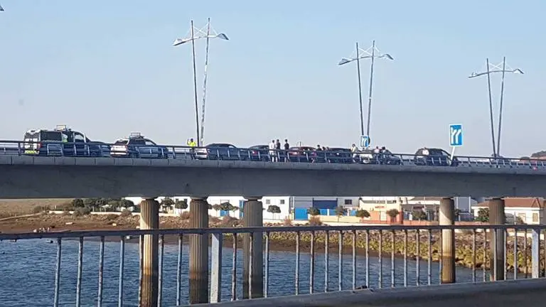 Imagen retrospectiva de un accidente en el puente del Odiel.