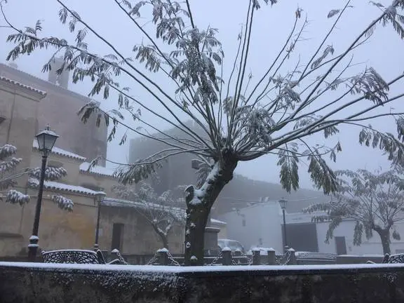 Castillo de Cumbres Mayores, nevado, allí bajará el mercurio hasta -4º bajo cero.