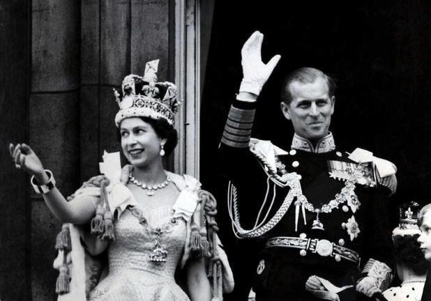 FILED - 02 June 1953, United Kingdom, London: Queen Elizabeth II (L) and her husband Prince Philip, the Duke of Edinburgh, wave from the balcony to the on looking crowds around the gates of Buckingham Palace after her Coronation. Prince Philip died on Friday at the age of 99. Photo: -/PA Wire/dpa
  (Foto de ARCHIVO)
2/6/1953 ONLY FOR USE IN SPAIN