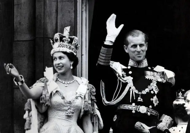 FILED - 02 June 1953, United Kingdom, London: Queen Elizabeth II (L) and her husband Prince Philip, the Duke of Edinburgh, wave from the balcony to the on looking crowds around the gates of Buckingham Palace after her Coronation. Prince Philip died on Friday at the age of 99. Photo: -/PA Wire/dpa
(Foto de ARCHIVO)
2/6/1953 ONLY FOR USE IN SPAIN