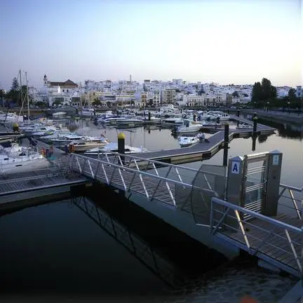 Instalaciones de uso público y urbanas en el puerto de Ayamonte