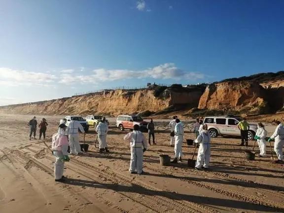20/04/2021 Dispositivo de limpieza en la costa de Huelva.
El operativo de emergencia movilizado a raíz de la activación en situación 1 del Plan de Emergencia ante el Riesgo de Contaminación del Litoral en la provincia (Pecla), ha concluido las labores de limpieza de las manchas de hidrocarburo con la retirada de residuos de la costa onubense, entre las poblaciones de Mazagón y Matalascañas, en la tarde del martes, según informa el servicio Emergencias 112 Andalucía, adscrito a la Consejería de la Presidencia, Administración Pública e Interior.
POLITICA ANDALUCÍA ESPAÑA EUROPA HUELVA SOCIEDAD
JUNTA DE ANDALUCÍA