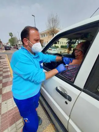 Un hombre es vacunado en Almonte