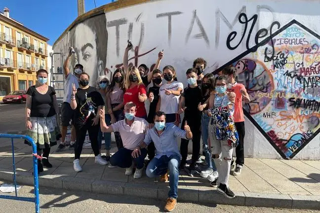 Los artistas sanjuaneros junto a los jóvenes participantes