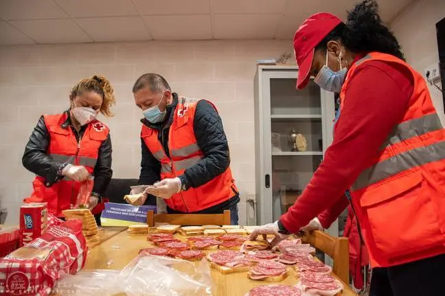 Voluntarios preparan bocadillos para personas necesitadas