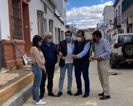 El alcalde, Cristobal Carrillo, supervisa las obras con el personal de Giahsa