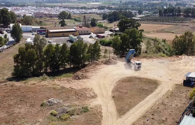 Imagen del traslado de las tierras supuestamente contaminadas a Gibraleón