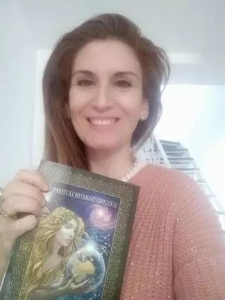 Inmaculada Pérez posa con su operara prima literaria
