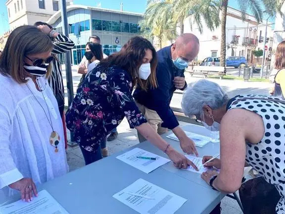 07-06-2021 Loles López, en una recogida de firmas en La Palma del Condado (Huelva).

La secretaria general del PP andaluz, Loles López, se ha pronunciado este lunes sobre las palabras del expresidente de la Junta de Andalucía Manuel Chaves quien avanzó este domingo que el indulto a los líderes independentistas catalanes en prisión "abre el camino a la política" y traslada "firmeza" y "seguridad" en el marco que la Constitución española establece.

ANDALUCÍA ESPAÑA EUROPA HUELVA POLÍTICA
PP-A