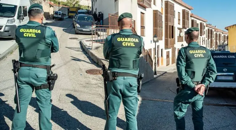 Varias agentes vigilan el desalojo de diez viviendas okupadas, a 14 de octubre de 2021, en Horche, Guadalajara, Castilla-La Mancha, (España). Las viviendas, de la empresa propietaria, Building Center, adscrita a Caixabank, han sido desalojadas a primera hora de la mañana. En el proceso de desalojo, han dejado a los okupas recoger sus enseres antes de llevar a cabo el desalojo. La empresa propietaria tiene previsto inutilizar los pisos para evitar que vuelvan a ser okupados. Desde la Asociación Vecinal Defiende Horche calculan que en el municipio hay en torno a medio centenar de casas okupadas.
14 OCTUBRE 2021;OKUPAS;VIVIENDAS;CASTILLA LA MANCHA;HORCHE
RAFAEL MARTÍN / Europa Press
14/10/2021