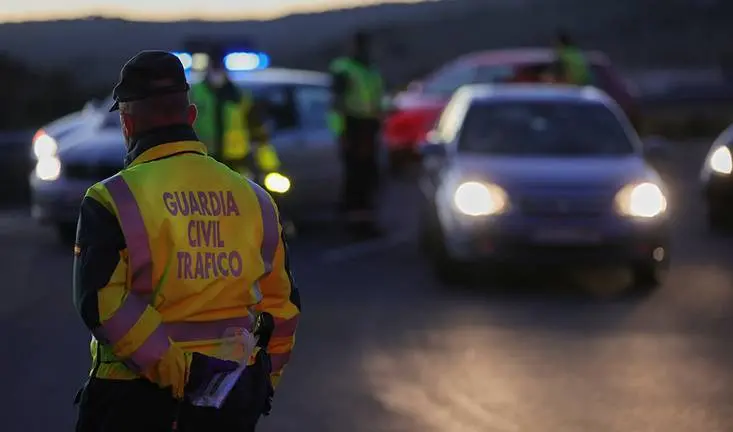 Un agente durante un control de la Guardia Civil un día antes de la Operación de Nochevieja, en la carretera A-1, a 30 de diciembre de 2021, en Madrid, (España). El próximo 31 de diciembre arranca la segunda fase de la Operación de Tráfico por Año Nuevo. La DGT prevé más de 19,5 millones de desplazamientos en toda la Operación Navidad, que comenzó el pasado 23 de diciembre y finalizará el 9 de enero de 2021. Para controlar el tráfico y la seguridad de los conductores se han desplegado patrullas de helicópteros, 39 drones y 15 furgonetas camufladas para controlar el uso de móvil, entre otros.
Jesús Hellín / Europa Press
30/12/2021