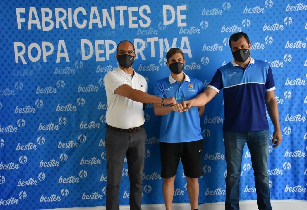 Fran Cárdenas durante su presentación con el Ciudad de Huelva.