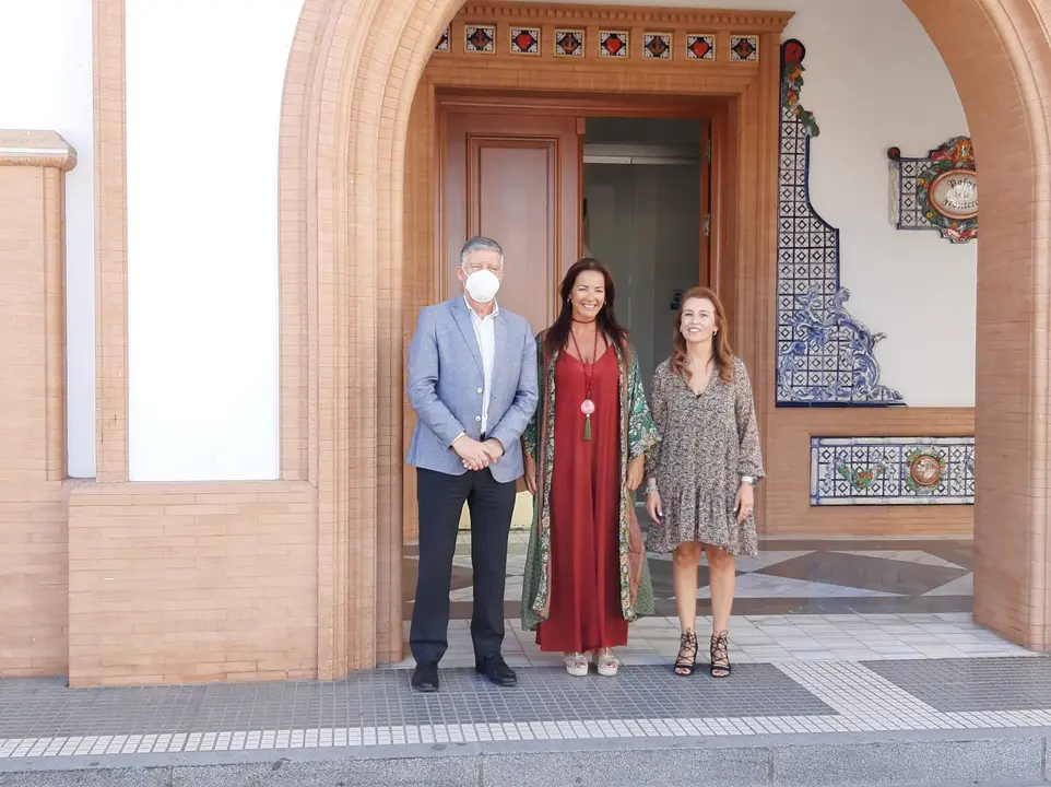 Visita a Palos de la delegada, junto al alcalde, Carmelo Romero