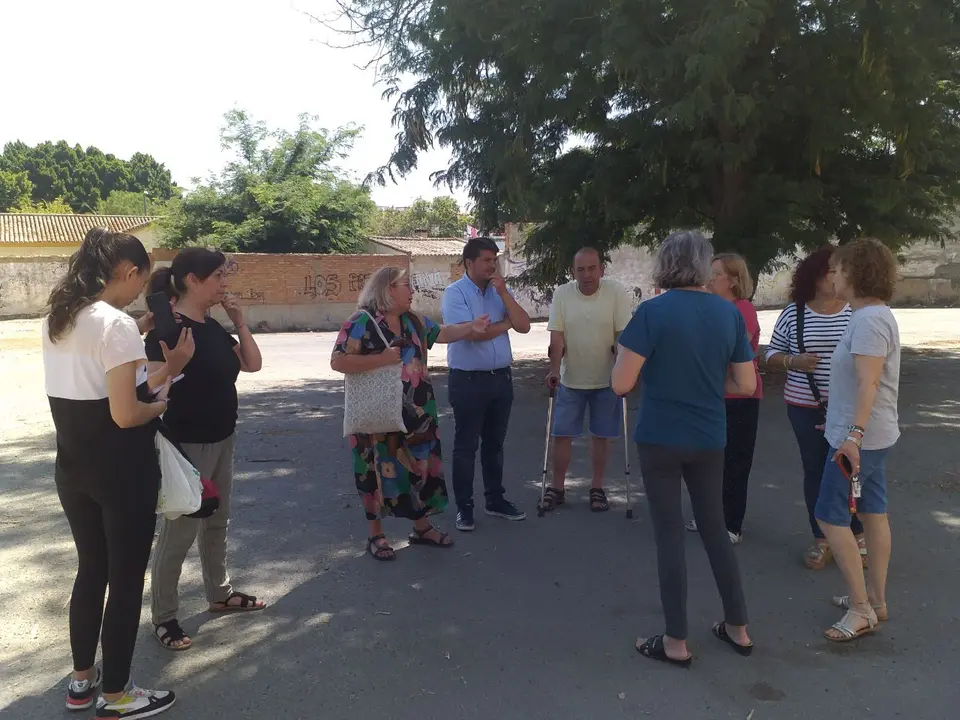 Monica Rossi y Marcos Toti con vecinas y vecinos en el solar clausurado