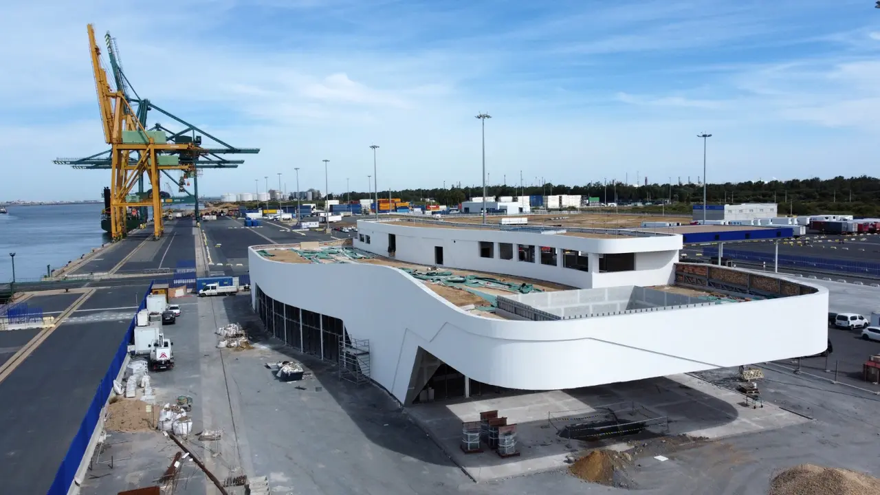 Terminal de pasajeros, con forma de ballena.