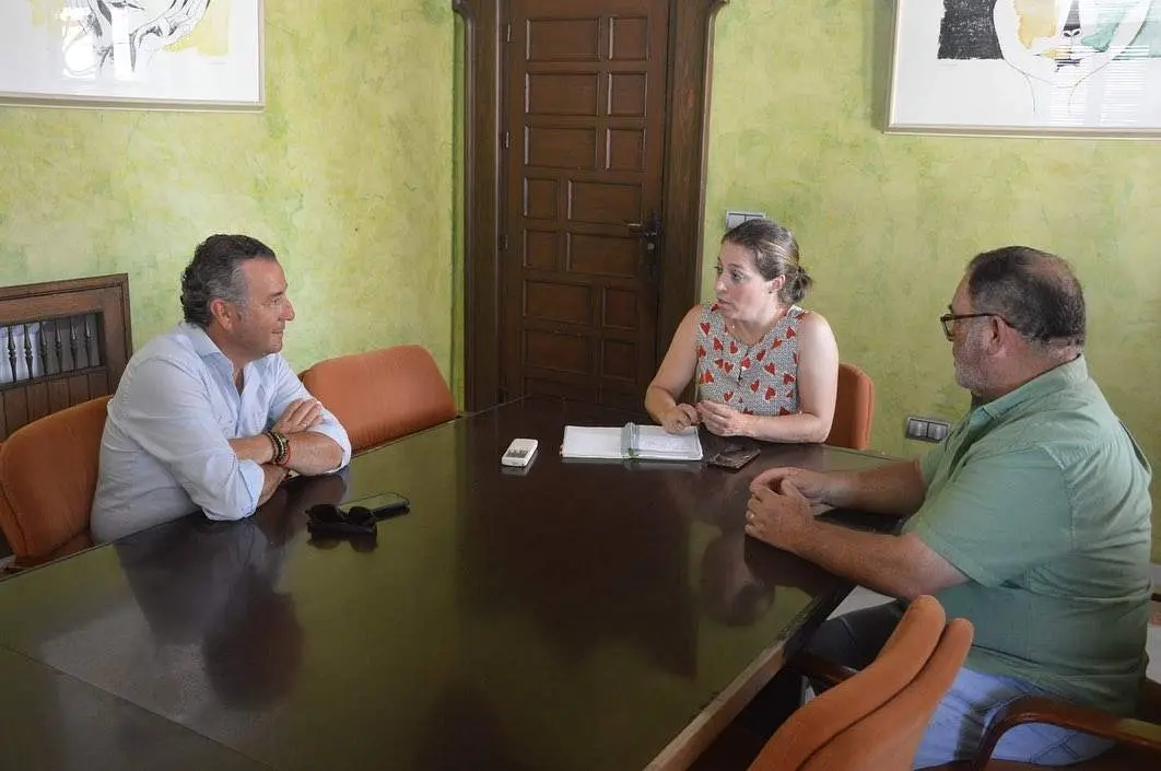 Representantes de Huelva Ecuestre y del Ayuntamiento de Almonte