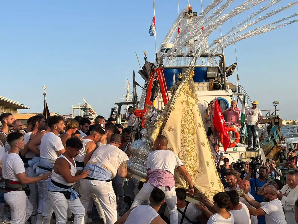 Momento del embarque de la Virgen