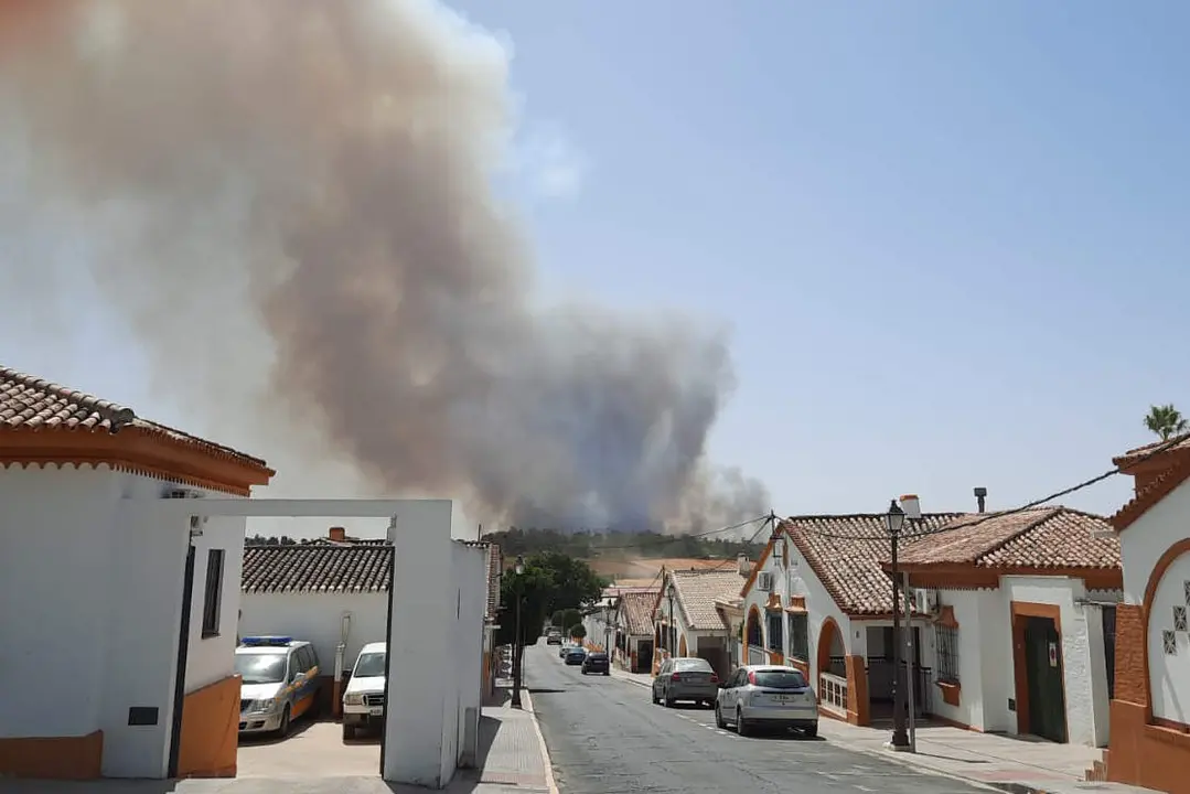 Incendio de Bonares divisado desde Rociana del Condado