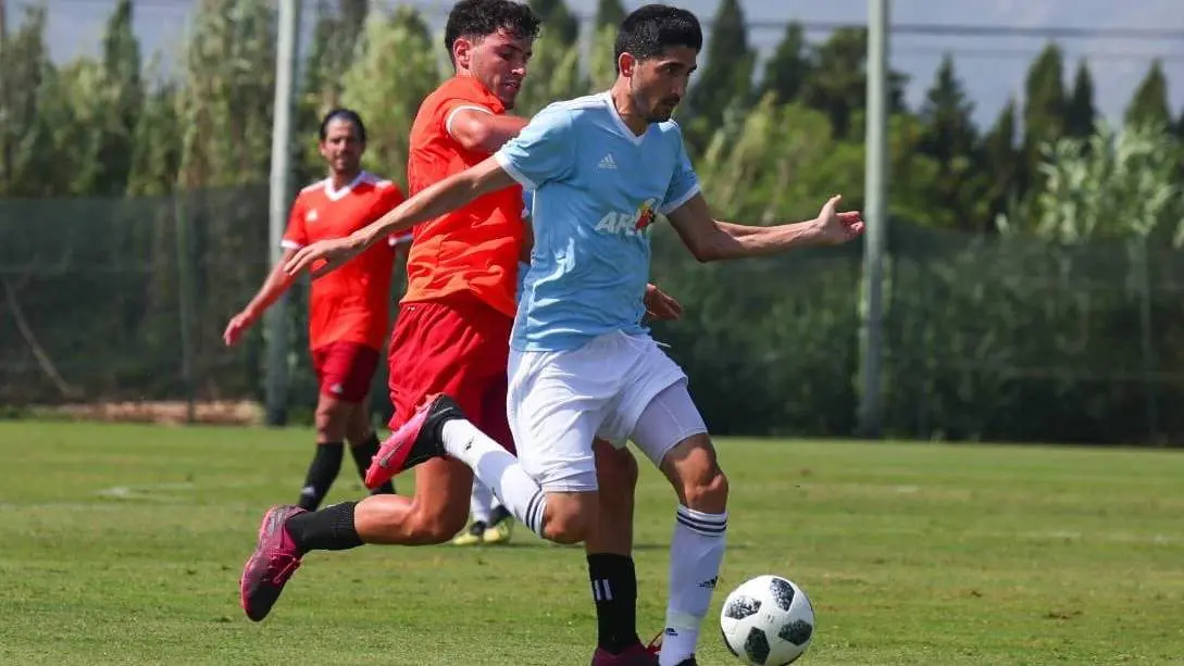 José Carlos jugando un partido de entrenamiento con la AFE.