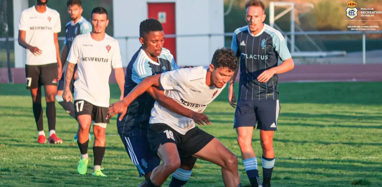 Peter durante el Recre-Moncarapachense disputado hoy en Punta Umbría.