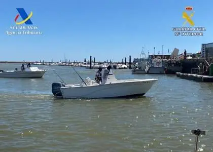 28/07/2022 Huelva.- Sucesos.- Intervenidas dos toneladas de hach√≠s en Isla Cristina ocultas en dobles fondos de lanchas recreativas.

Vigilancia Aduanera y Guardia Civil han intervenido en una operaci√≥n conjunta en la localidad onubense de Isla Cristna cerca de dos toneladas de hach√≠s ocultas en dobles fondos de dos lanchas recreativas y ha detenido a los patrones de ambas embarcaciones, que simulaban practicar la pesca deportiva.

POLITICA ANDALUC√çA ESPA√ëA EUROPA HUELVA
VIGILANCIA ADUANERA
