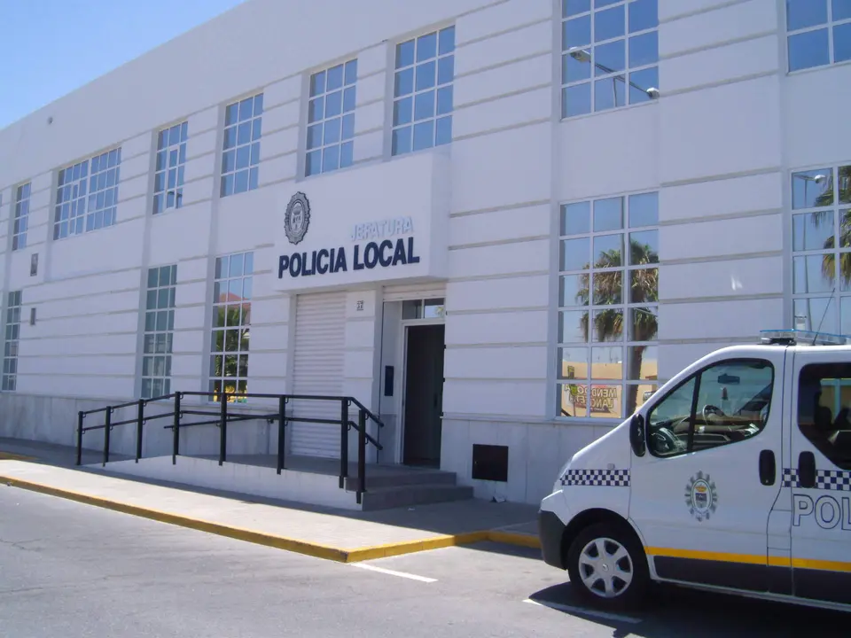 Fachada del edificio de la Policía Local de Lepe