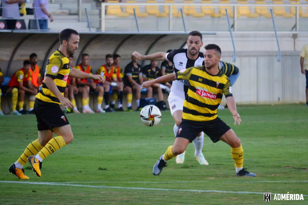 La defensa del San Roque de Lepe resuelve una ataque del Mérida.