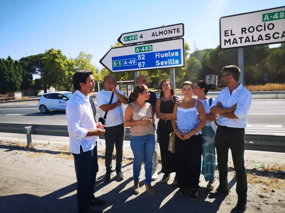 Enrique Gaviño y Macarena Robles en el cruce de la carretera.