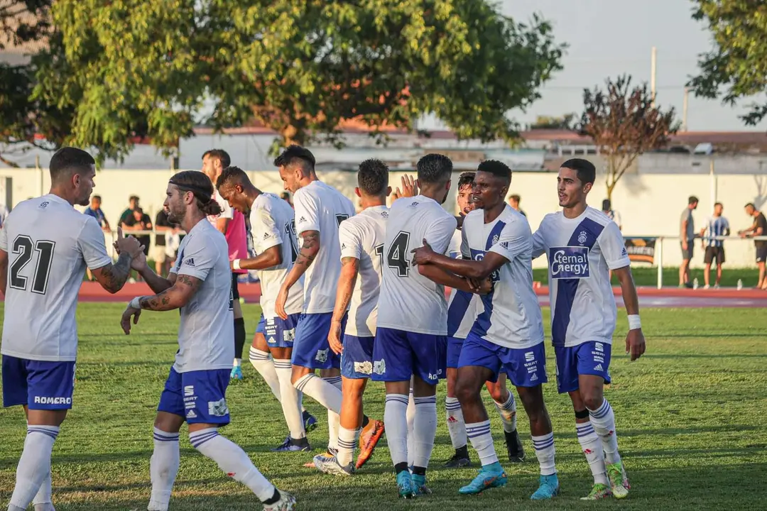 Los jugadores del Recreativo de Huelva celebran uno de sus goles al Linares.