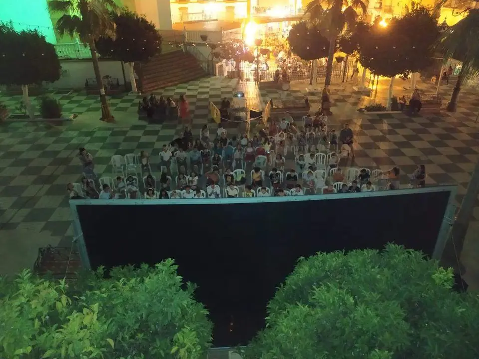 Proyección en la plaza.