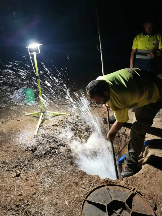 Operarios de Giahsa trabajando en plena noche en la Sierra.