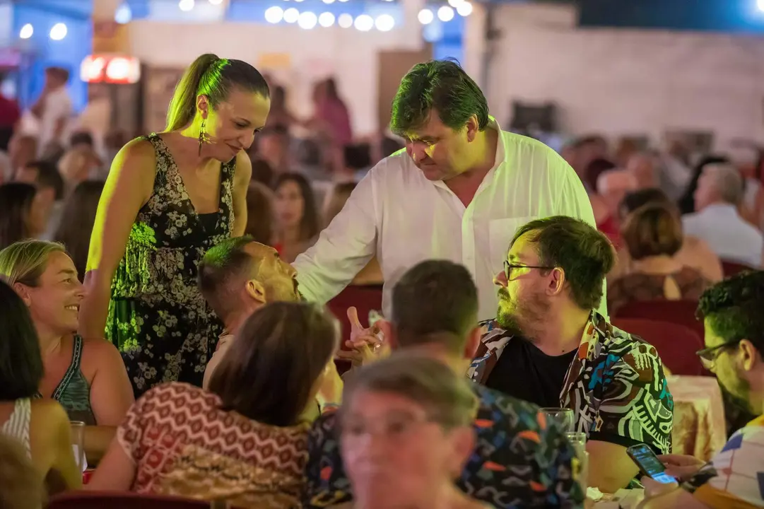 Gabriel Cruz, saludando a un grupo de asistentes a las Fiestas.