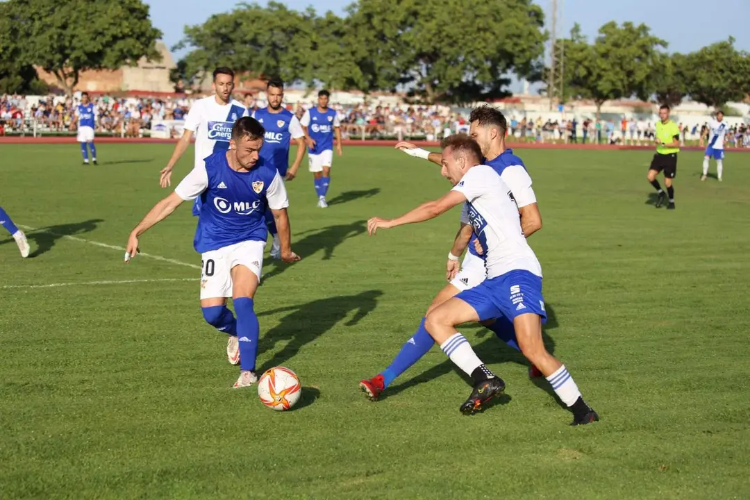 Una jugada del Recre-Linares.