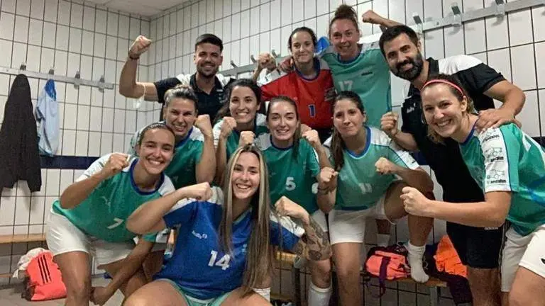 La plantilla celebra un triunfo.