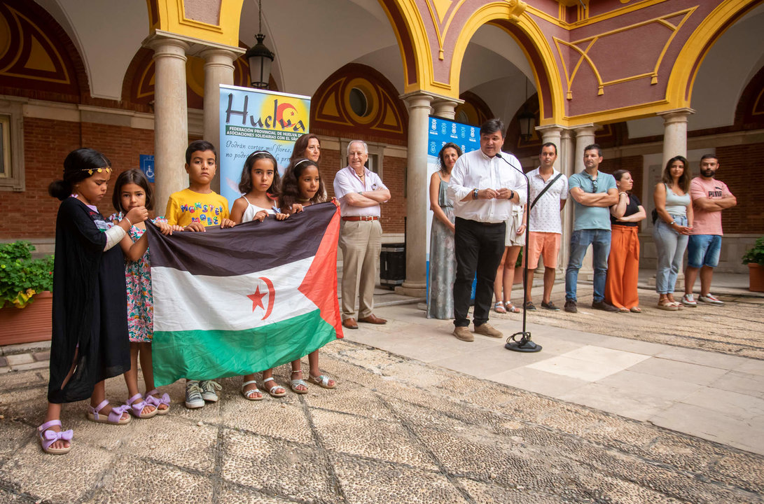 Recepción municipal a los niños saharauis llegados a Huelva.