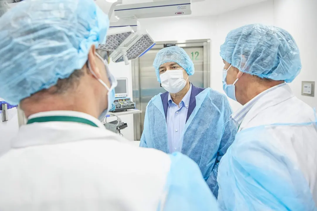 El consejero Antonio Sanz, en una visita hospitalaria.