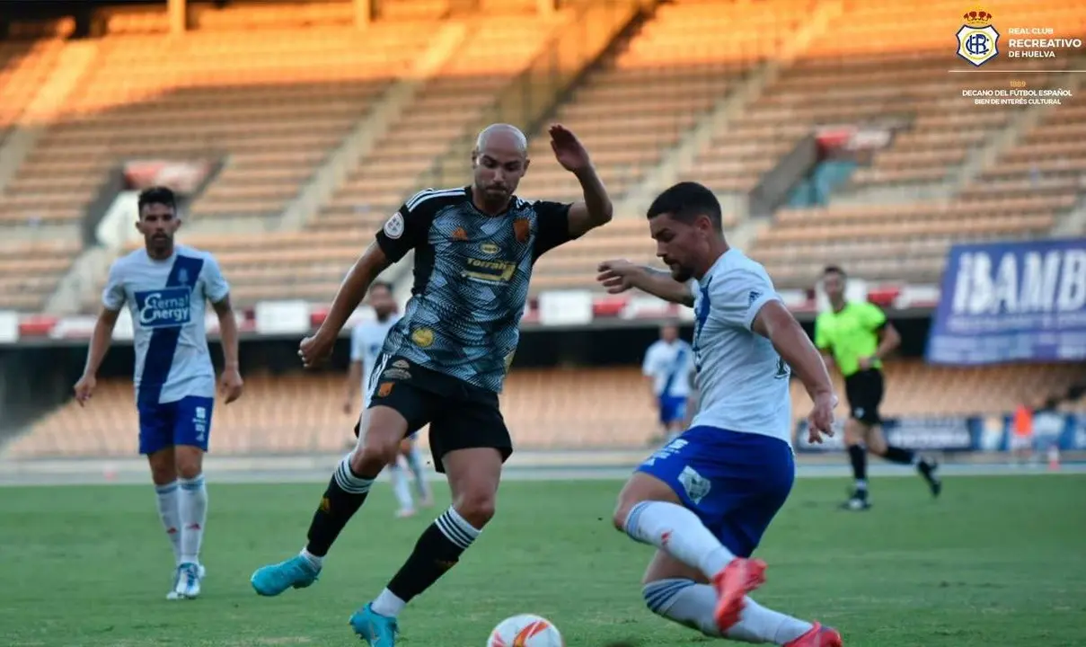 Lance del partido entre el Xerez y el Recreativo.