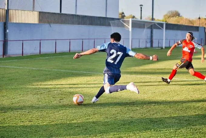 Caio Emerson en acción con el Recreativo.