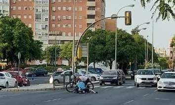 El tironero, retenido por los viandantes.