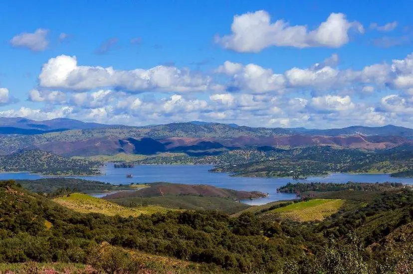 Pantano de Aracena, sin conexión con Aracena y toda la Sierra.